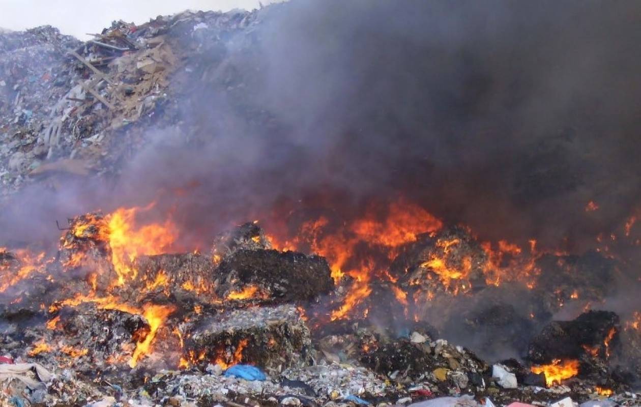 Φωτιά στη χωματερή στα Άνω Λιόσια