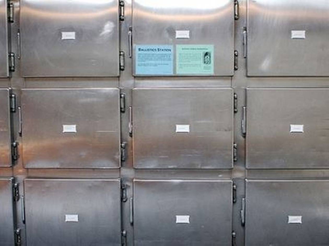 Στο ψυγείο του νεκροτομείου λόγω … γραφειοκρατίας