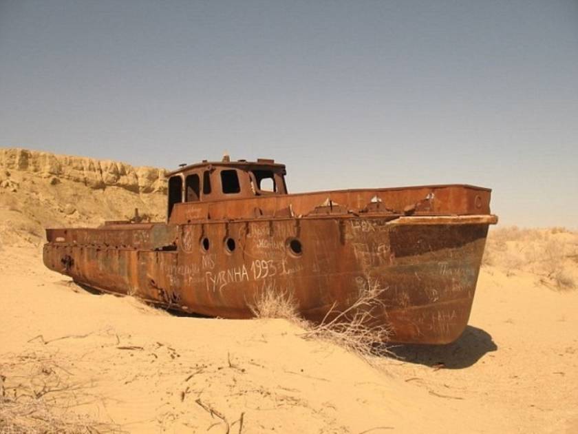 Σκουριασμένα σκαριά πλοίων μέσα στην Έρημο (Φωτό)