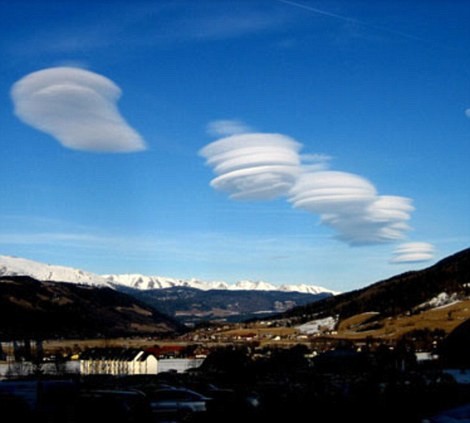 Όταν τα UFO κρύβονται στα σύννεφα…