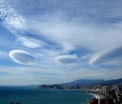 Όταν τα UFO κρύβονται στα σύννεφα…
