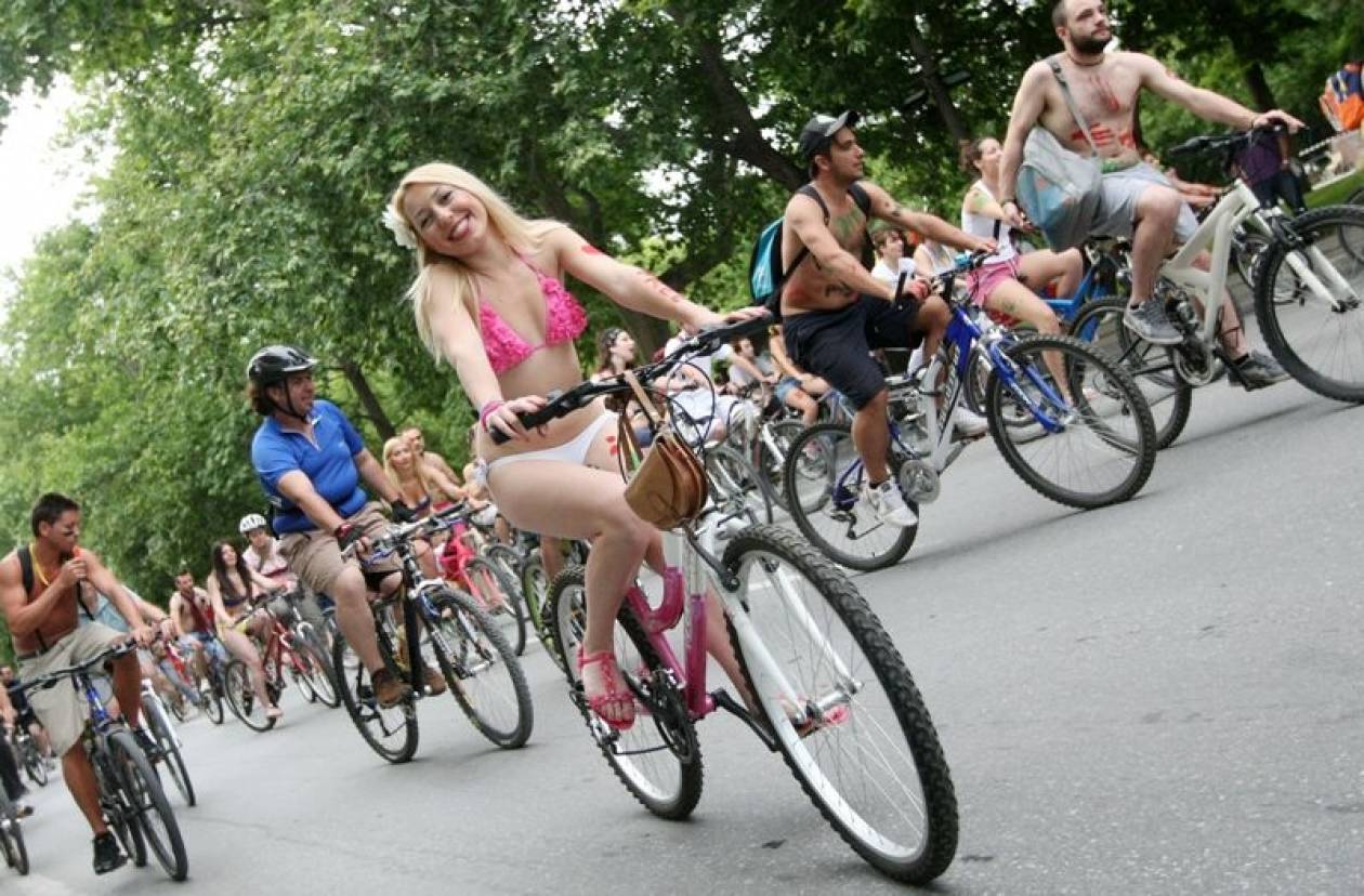 Γυμνοί ποδηλάτες διαδήλωσαν στη Θεσσαλονίκη