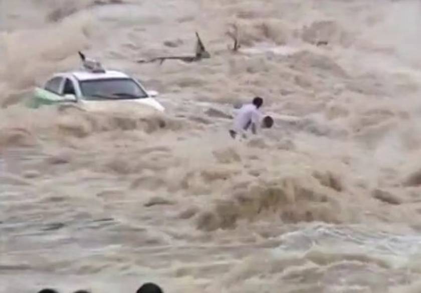 Βίντεο: Ταξί παρασύρθηκε από ορμητικά νερά