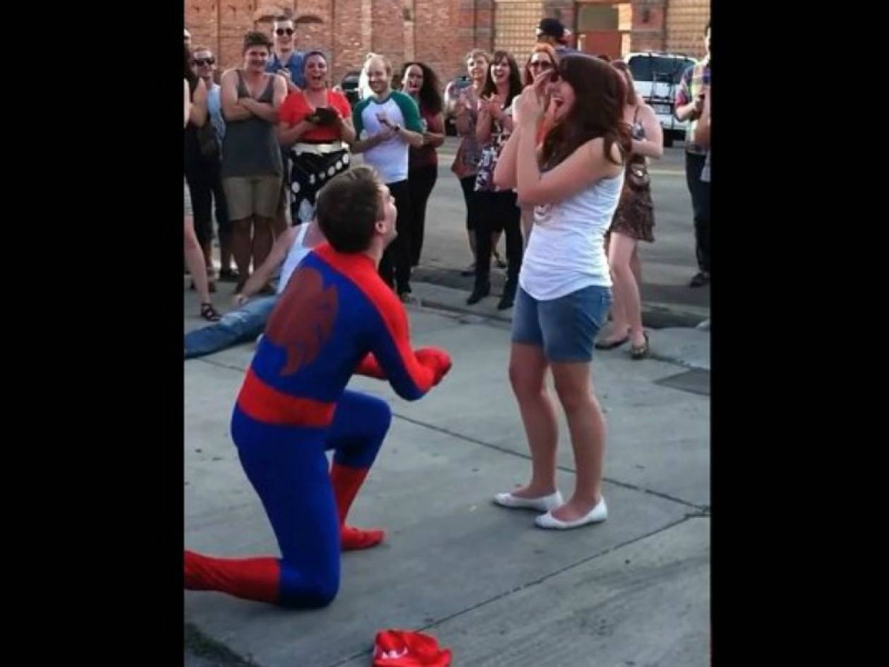 Βίντεο: Της έκανε πρόταση γάμου ντυμένος Spiderman!