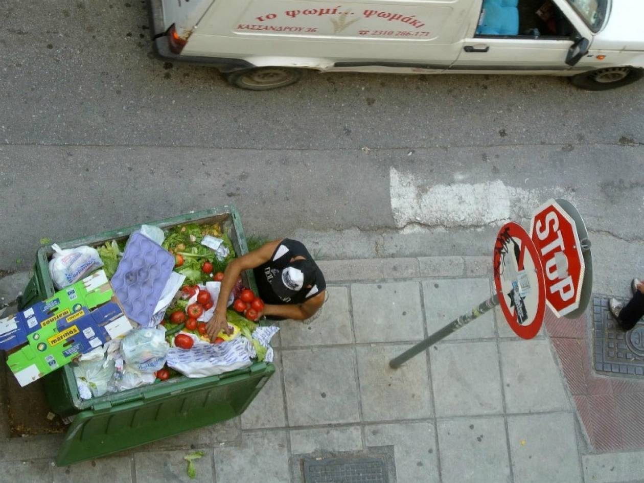 Το ψωμί ψωμάκι: Συγκλονίζει φωτογραφία της Ελλάδας του 2012