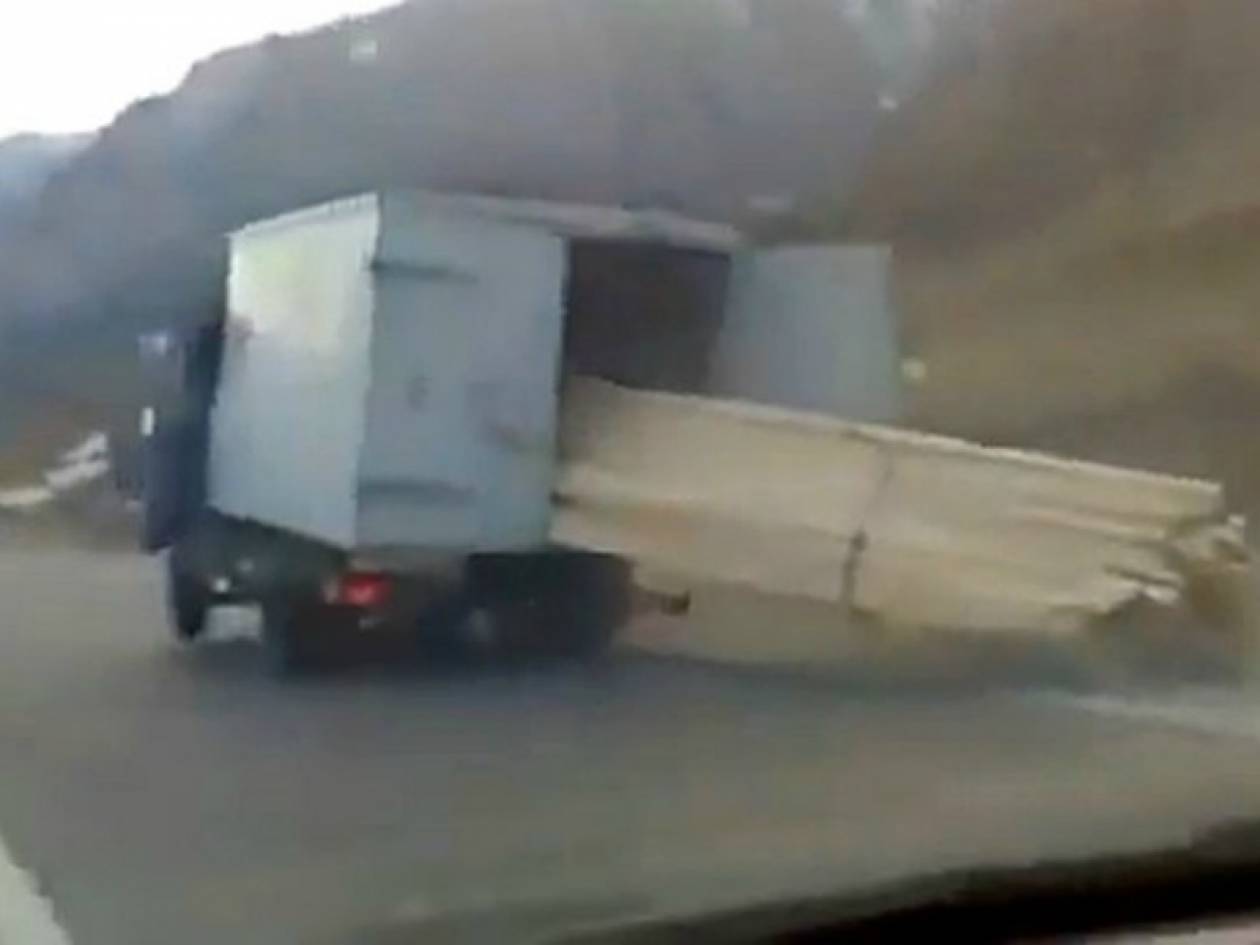 Απίστευτο βίντεο: Φορτηγό κινείται στο δρόμο με... σούζα!