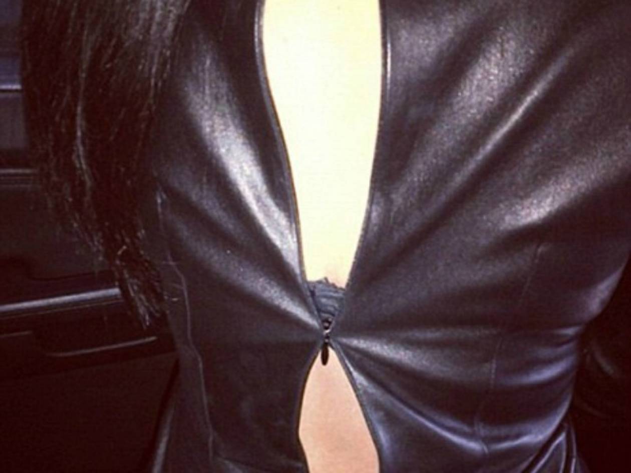 Kim Kardashian: Λίγο έλειψε να βγει από το στενό φόρεμά της