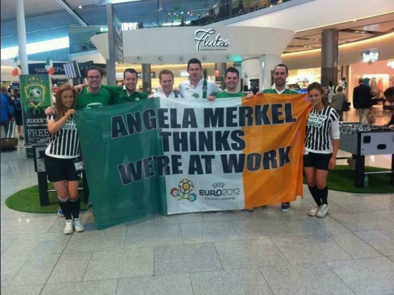 Euro 2012: Οι Ιρλανδοί ειρωνεύονται με ένα πανό την Μέρκελ