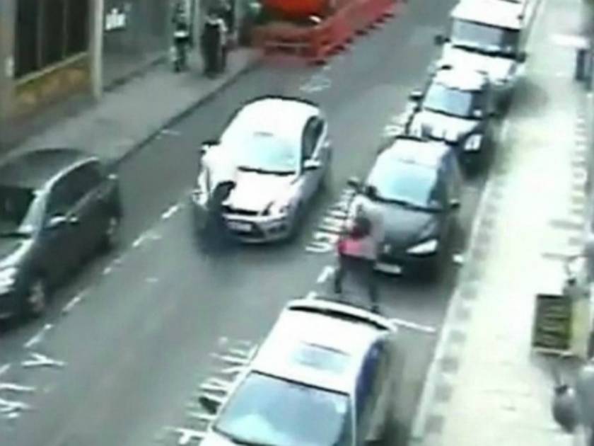 Απίστευτο βίντεο: Αυτοκίνητο έκανε... βόλτα με έναν πεζό στο καπό!