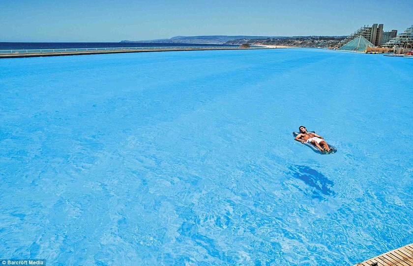 Απίστευτες φωτό: Δείτε πώς είναι η μεγαλύτερη πισίνα του κόσμου