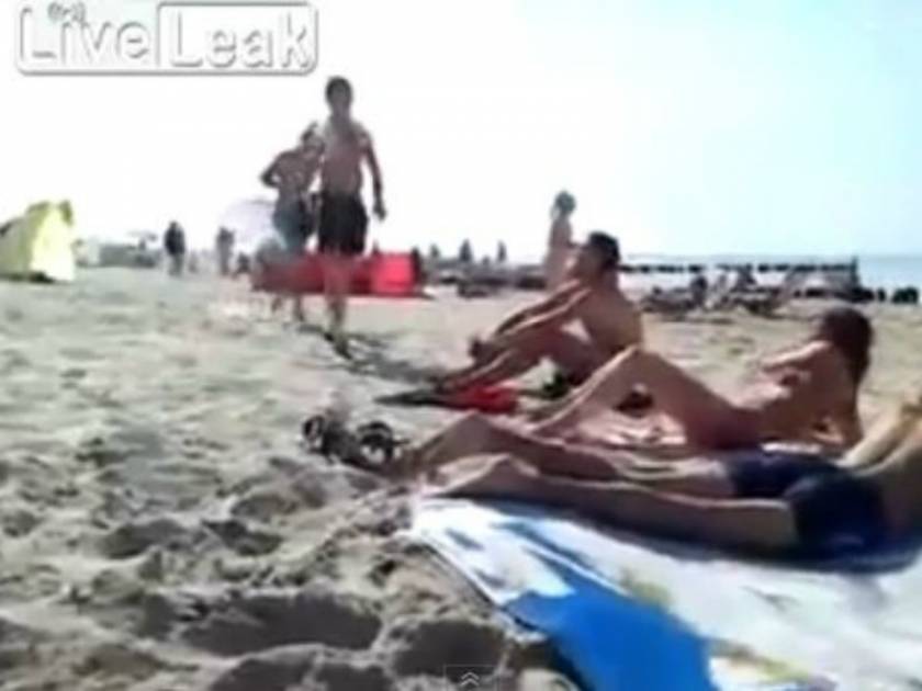 Βίντεο: Απίστευτη φάρσα στην παραλία!