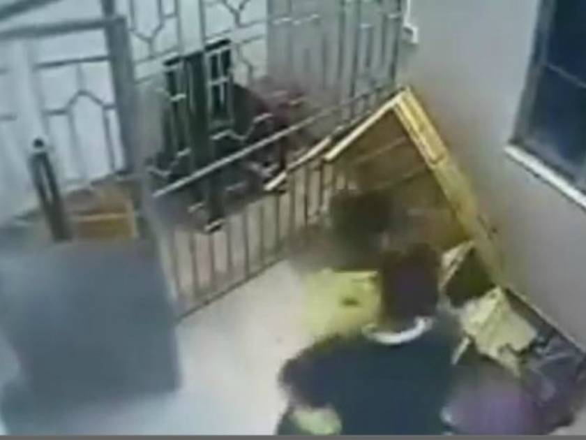 Βίντεο: Κινέζος κρατούμενος βγαίνει εκτός ελέγχου