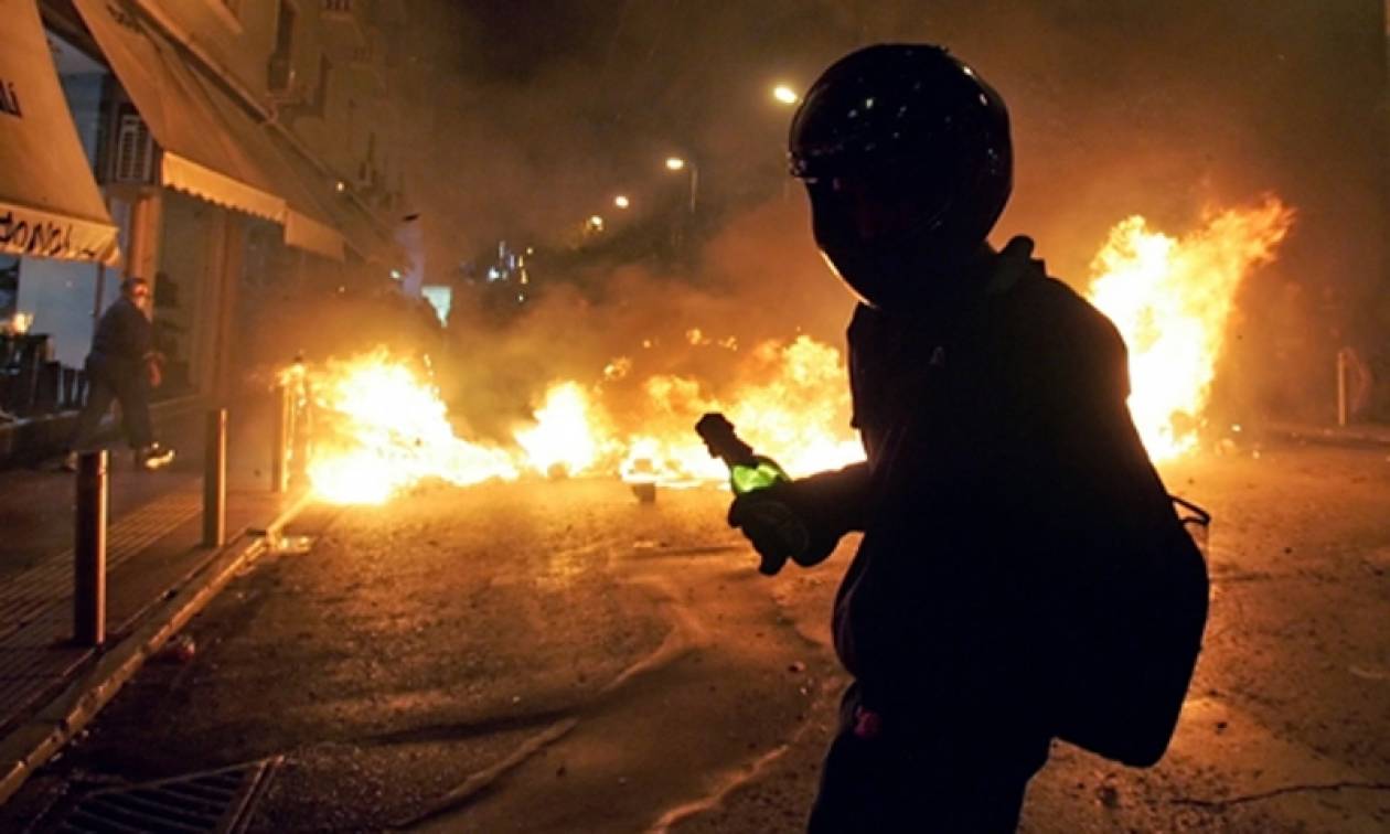 Μολότοφ εναντίον αστυνομικών στο κέντρο της Αθήνας