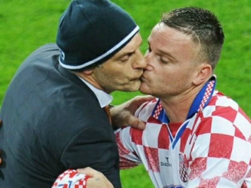 Euro 2012: Οπαδός φίλησε στο στόμα τον προπονητή της Κροατίας! (pics)