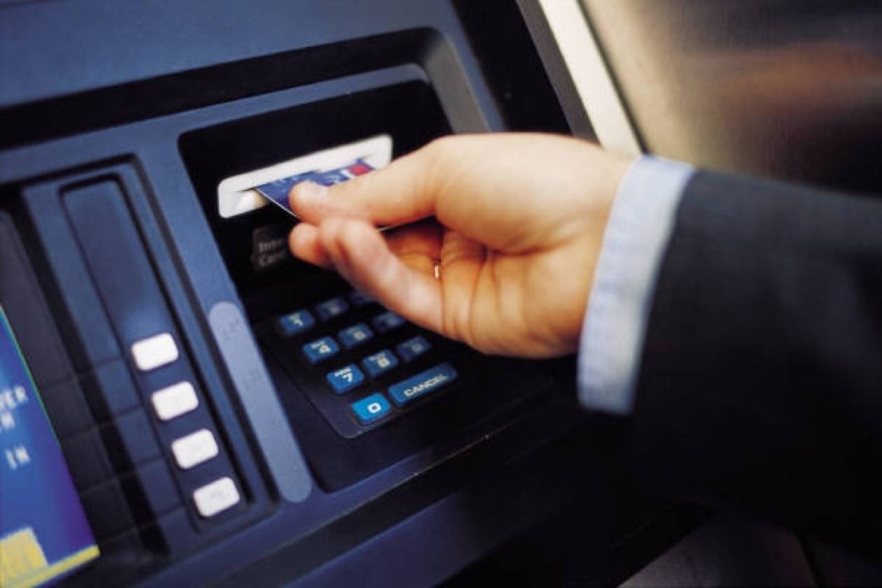 Reuters: Σχέδιο περιορισμού αναλήψεων από τα ATM