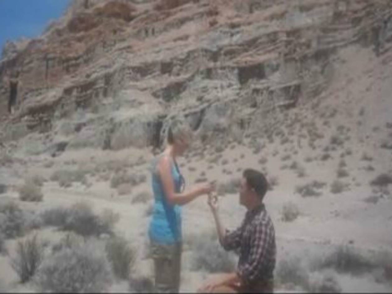 Βίντεο: Της έκανε πρόταση γάμου στο Jurassic Park