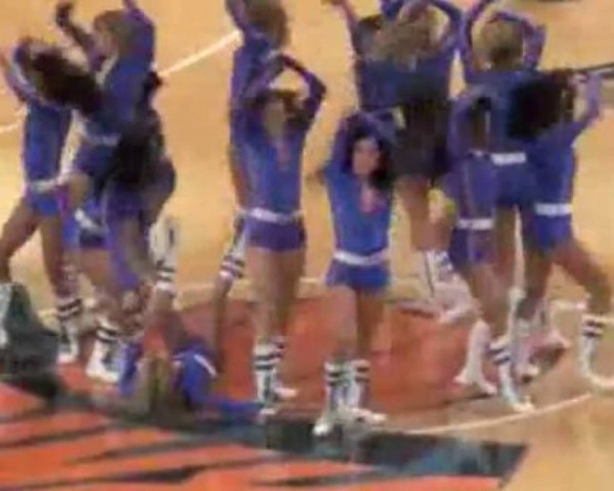Βίντεο: Όταν οι cheerleaders παίρνουν την... κάτω βόλτα!