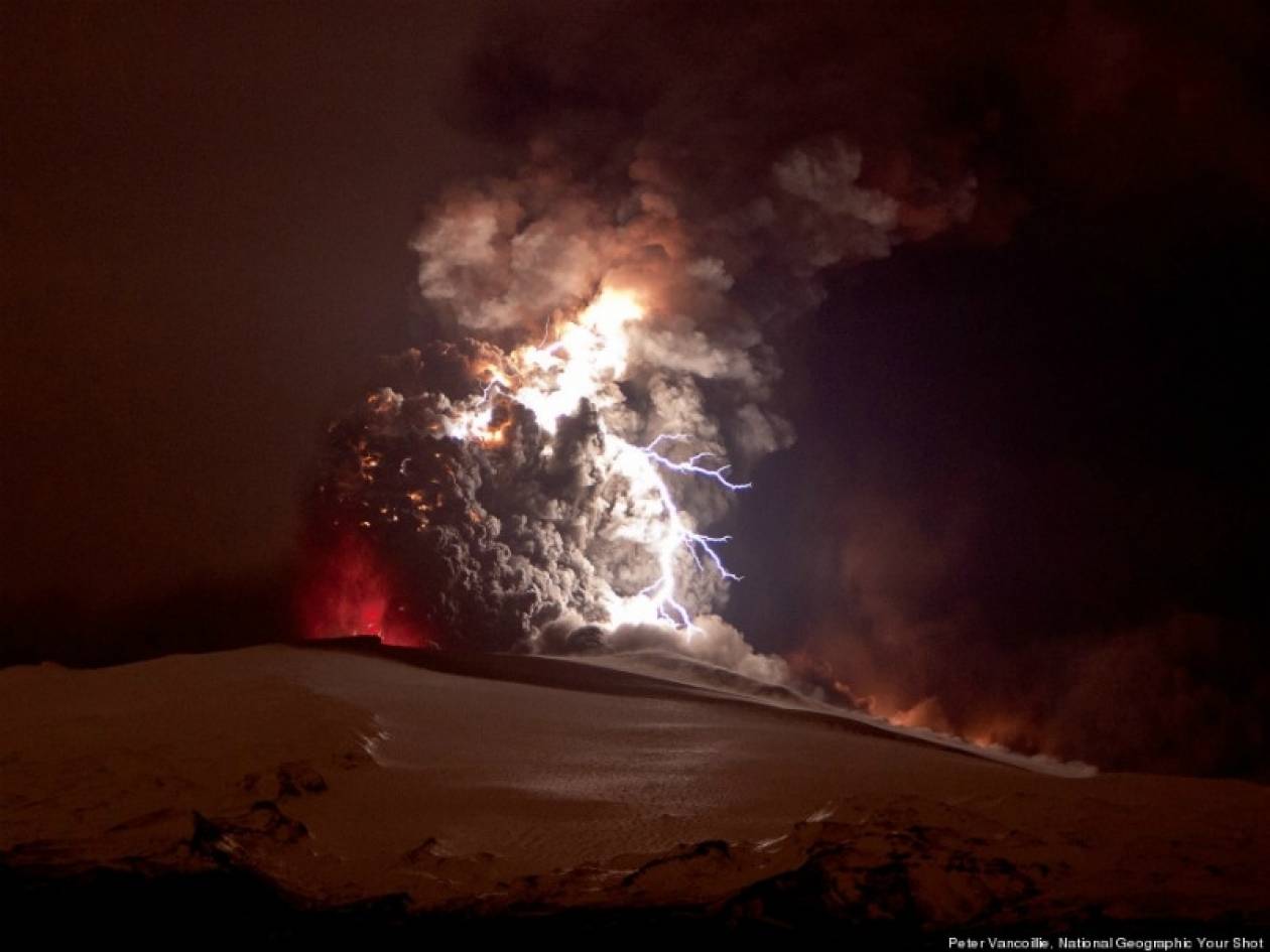 Εντυπωσιακές φωτογραφίες: 'Οταν μπλέκονται ηφαίστεια και κεραυνοί