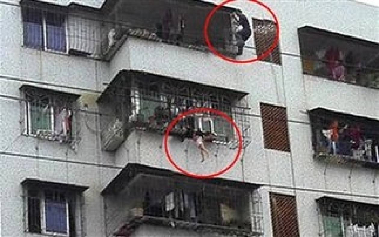 Απίστευτο! 2χρονο κοριτσάκι κρεμάστηκε από το μπαλκόνι