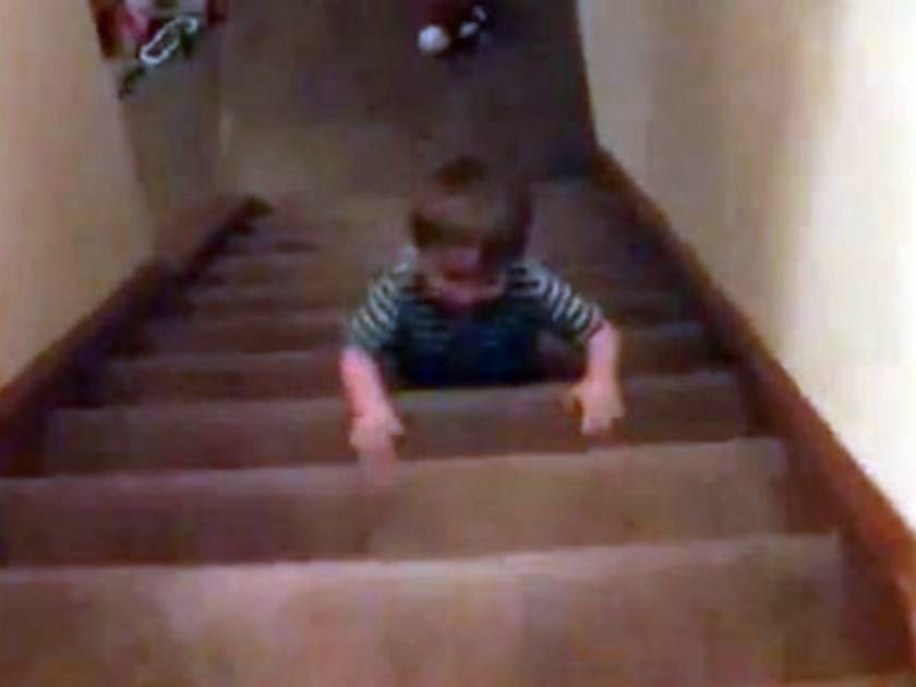 Βίντεο: Μπόμπιρας τρομοκρατεί τον μπαμπά του με τις σκάλες!