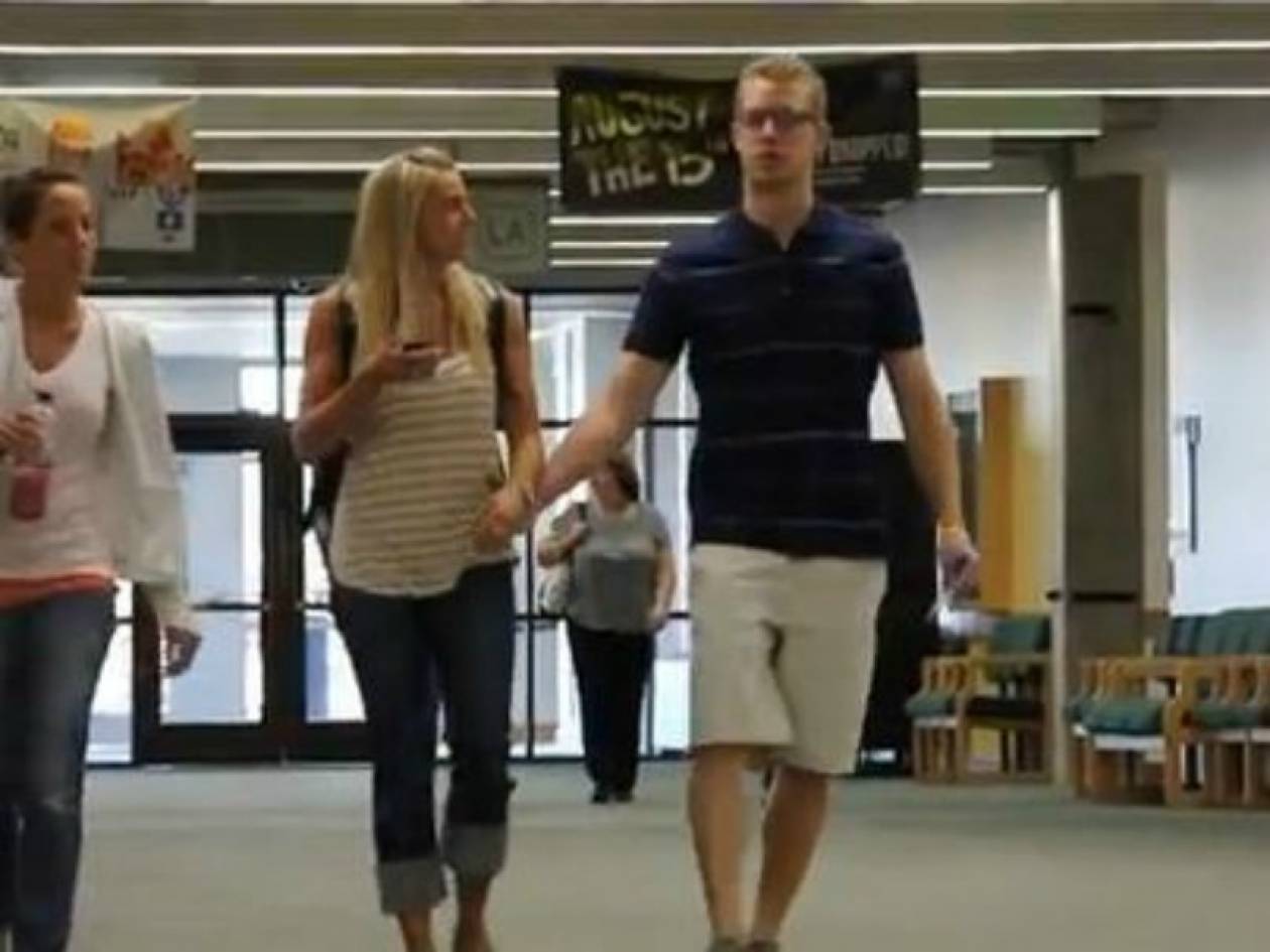 Βίντεο: Τι θα κάνατε αν ένας άγνωστος σας έπιανε το χέρι στο δρόμο;