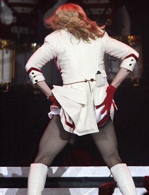 Madonna: Μας έδειξε ΚΑΙ το κόκκινο εσώρουχο της! (pics)