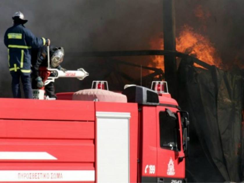 Λαμία: Στις φλόγες τυλίχτηκε ΙΧ στην εθνική οδό Λαμίας - Αθηνών