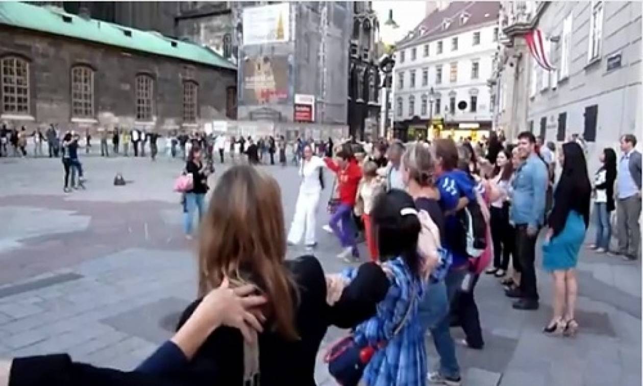 Χόρεψαν συρτάκι στο κέντρο της Βιέννης (video)
