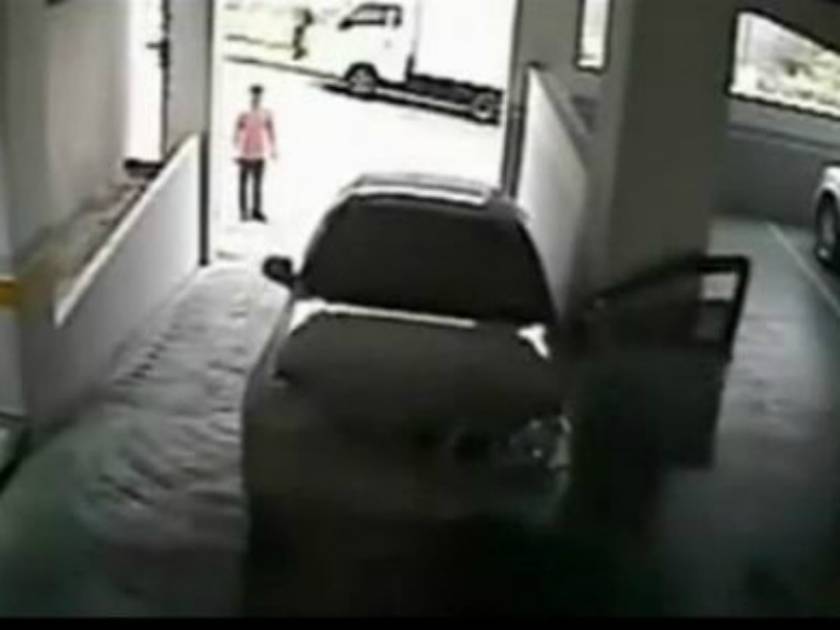 Βίντεο: Γυναίκα οδηγός καταστρέφει αυτοκίνητο σε ενάμιση λεπτό!