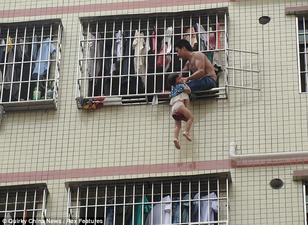 ΣΟΚ: Κρέμασε την 3χρονη κόρη του από τον 6ο όροφο (pics)