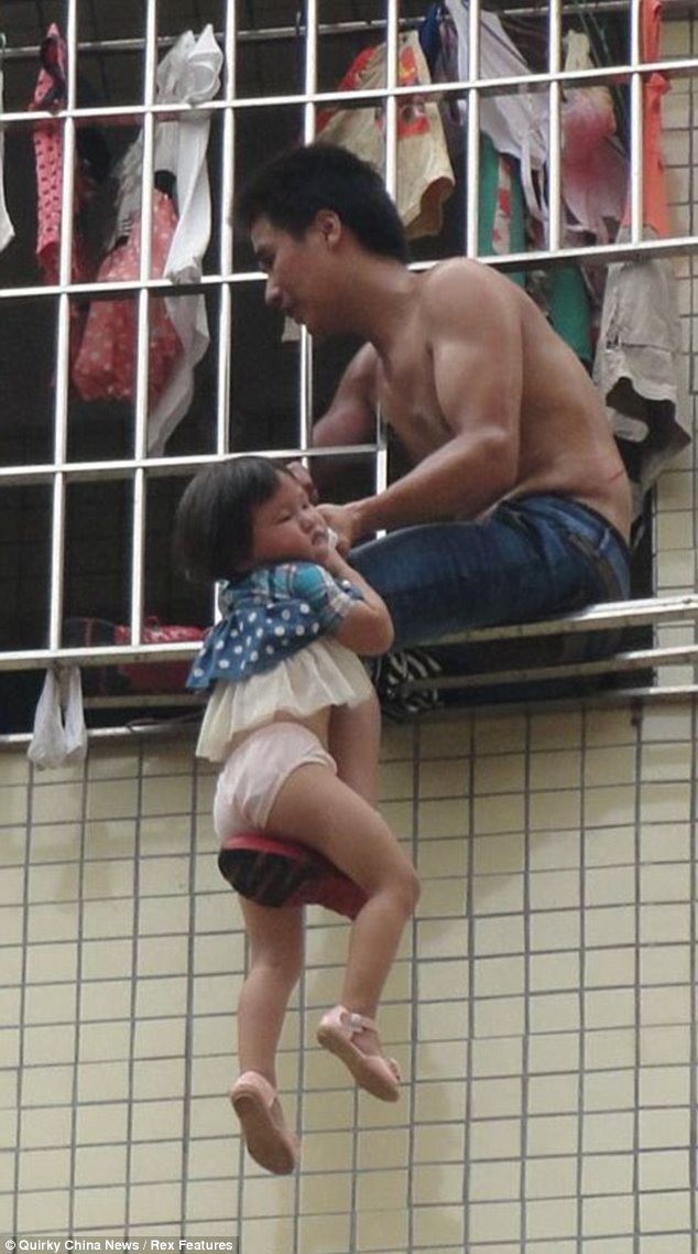 ΣΟΚ: Κρέμασε την 3χρονη κόρη του από τον 6ο όροφο (pics)