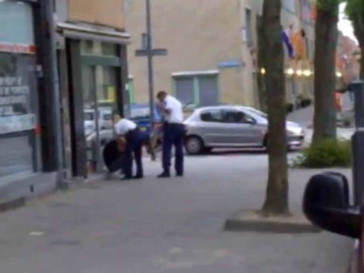 Βίντεο – σοκ: Γυναίκα αστυνομικός κλωτσάει άστεγο!