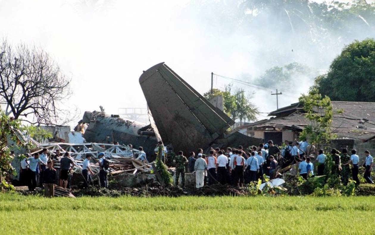 Ινδονησία: Ανασύρουν νεκρούς από τα συντρίμμια του αεροσκάφους