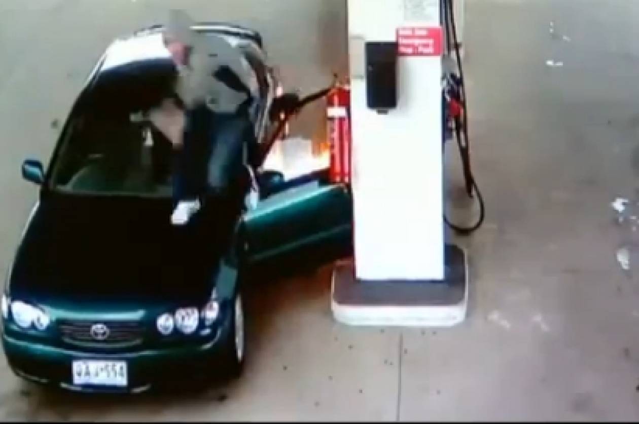 Βίντεο:Έπαιζε με τον αναπτήρα στο βενζινάδικο