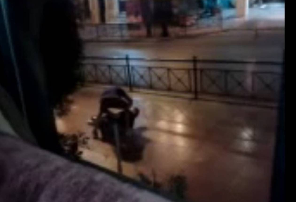 Σοκ: Αλγερινός ληστεύει άνδρα στο κέντρο της Αθήνας (Video)