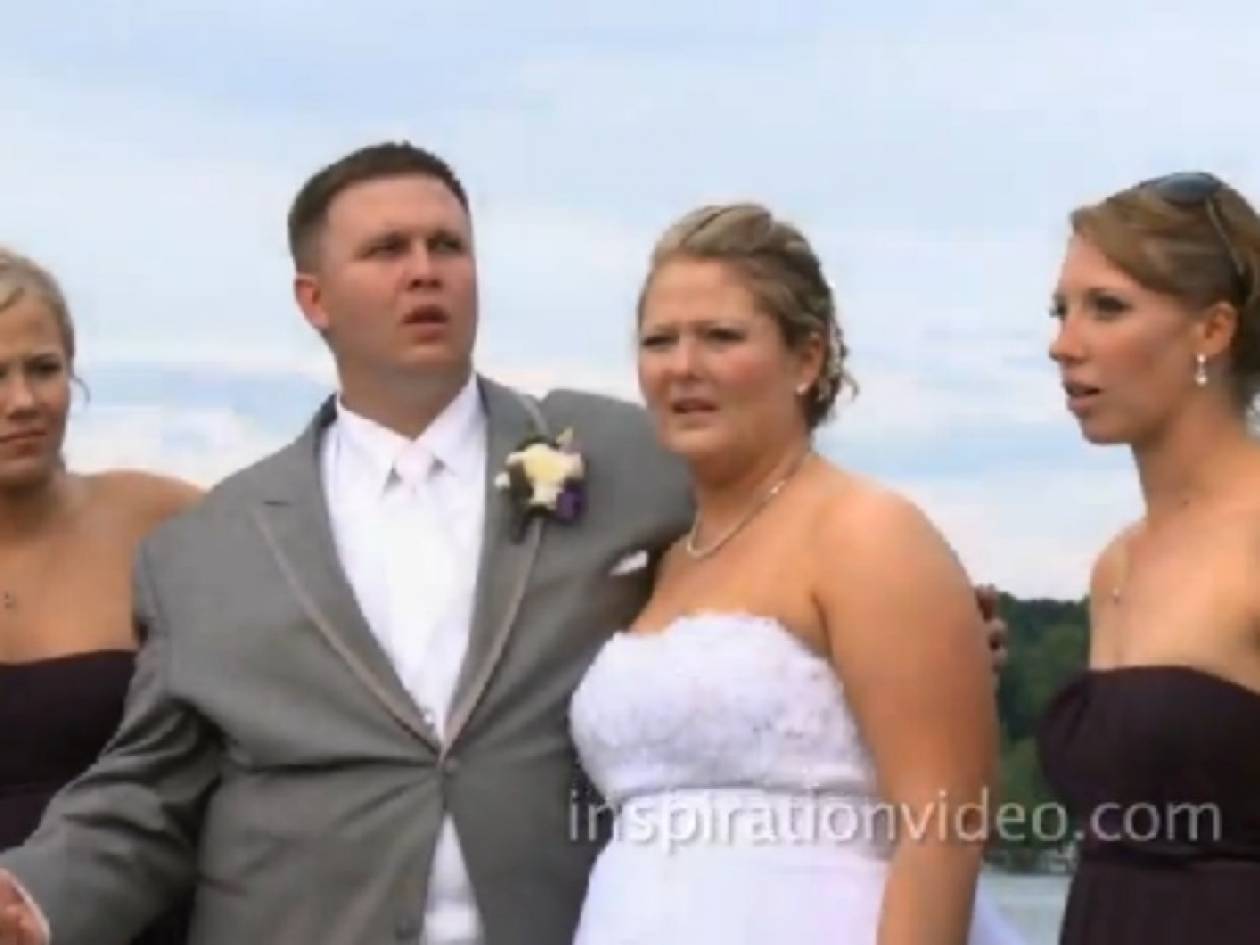 Βίντεο: Γαμπρός, νύφη και καλεσμένοι έπεσαν στο νερό!