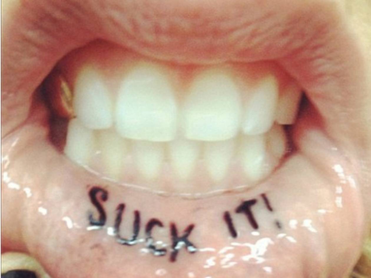 Ποια έκανε τατουάζ «Πιπίλισε το» στα χείλια της (pic)
