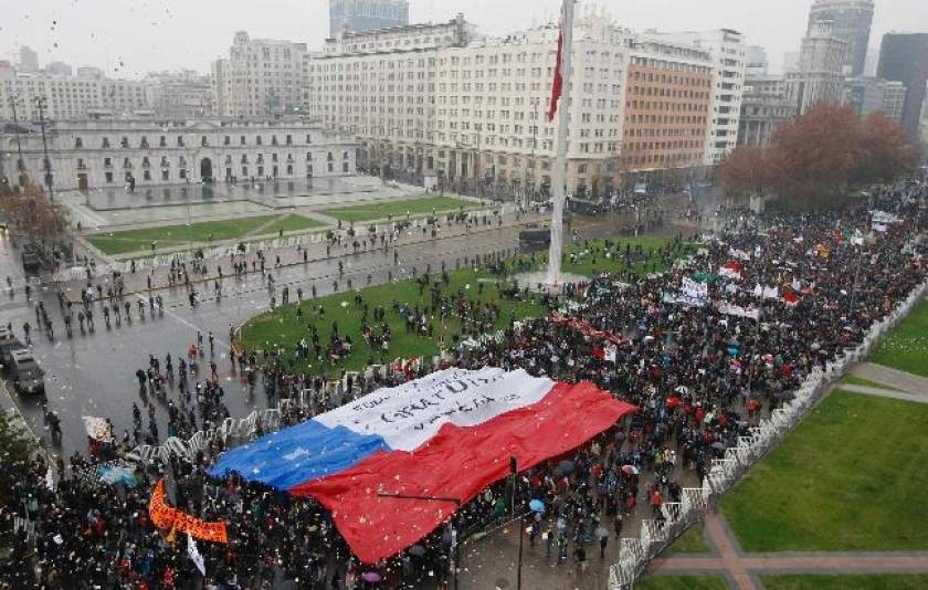 Χιλιάδες άτομα διαδήλωσαν στη Χιλή για δωρεάν παιδεία