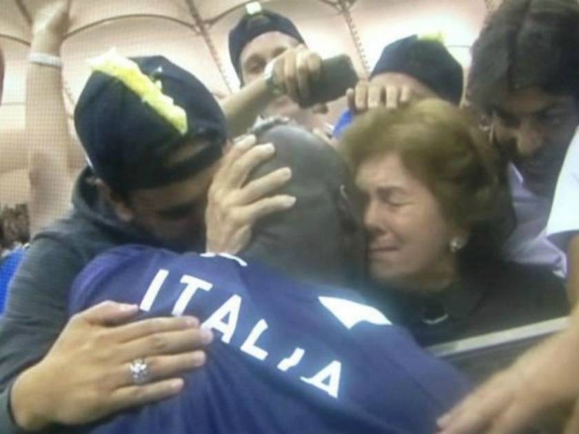 Συγκινητικό: Ο Balotelli έτρεξε στην αγκαλιά της θετής του μαμάς (pic)