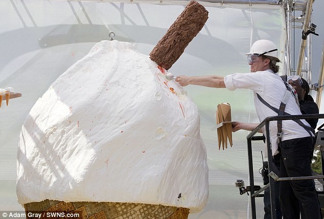 Το μεγαλύτερο παγωτό του κόσμου ζυγίζει έναν τόνο! (pics)