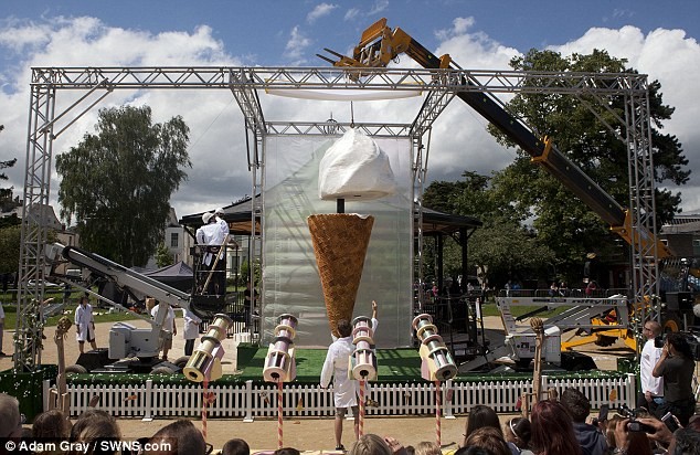 Το μεγαλύτερο παγωτό του κόσμου ζυγίζει έναν τόνο! (pics)