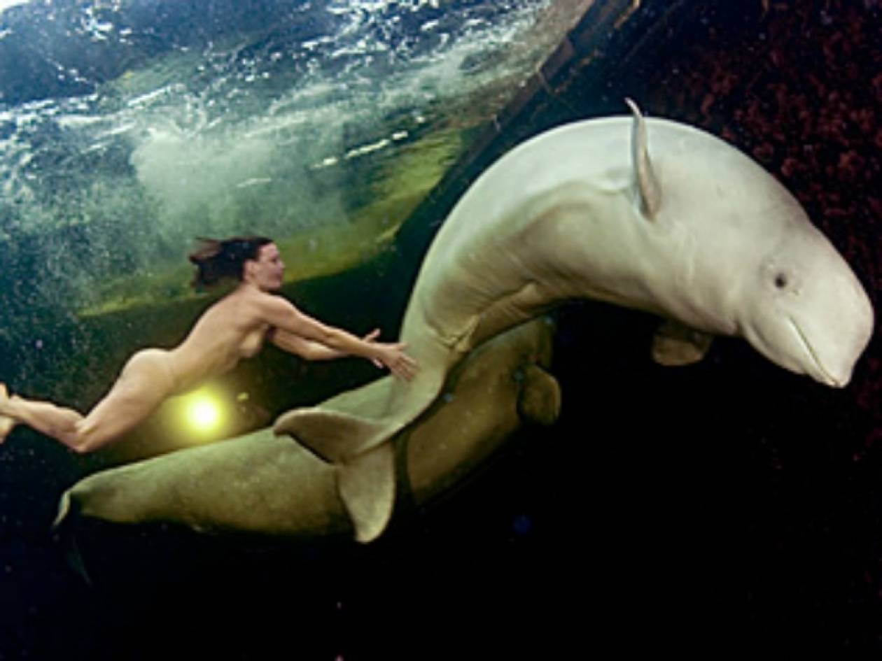 Γυμνή Ρωσίδα παίζει με τις φάλαινες στην Ανταρκτική! (pics)