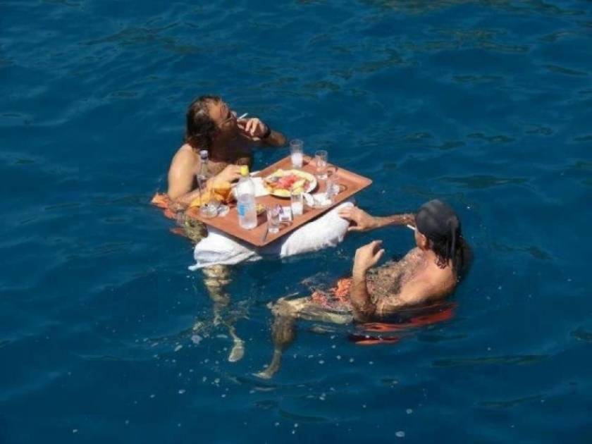 Μεζές και ούζο... μέσα στη θάλασσα! : Η φώτο που σαρώνει στο Facebook