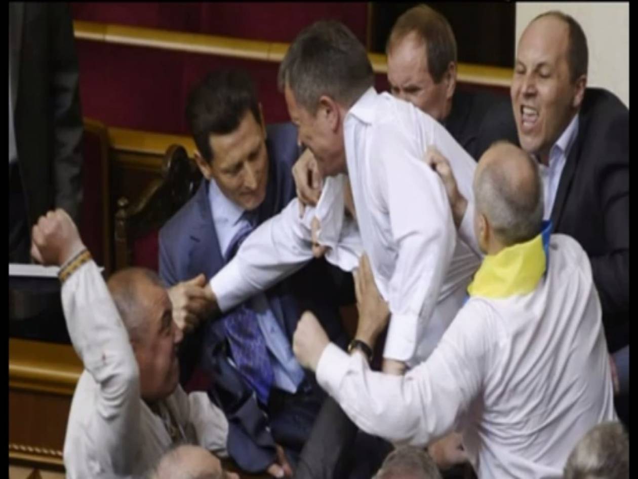 Βίντεο: Μπουνιές στην ουκρανική Βουλή