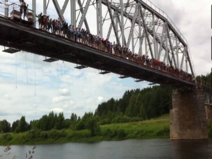 Βίντεο: 135 άτομα πηδούν από μια γέφυρα!