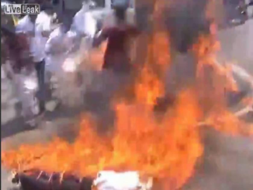 Βίντεο-σοκ: Πήραν φωτιά κατά τη διάρκεια διαμαρτυρίας!