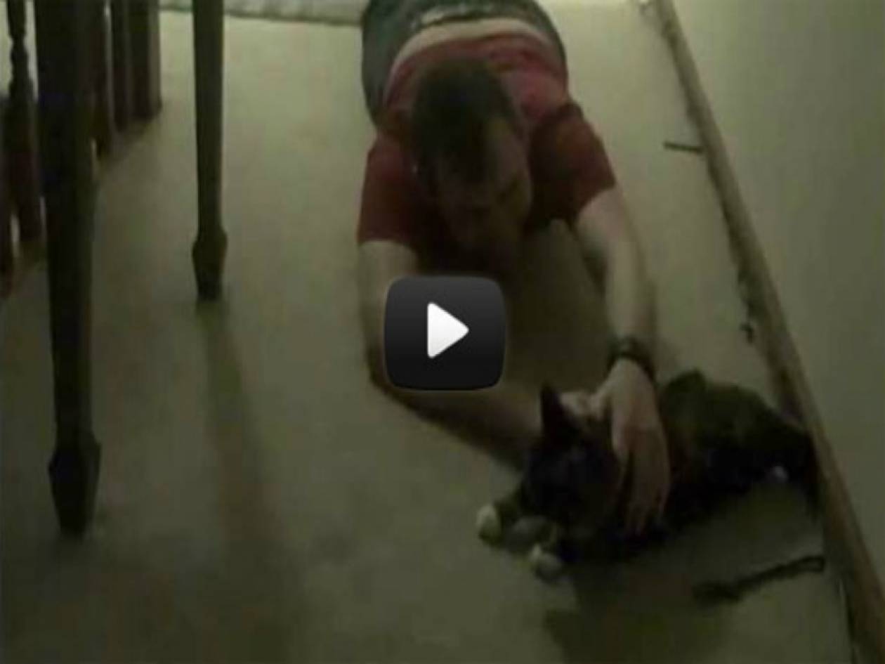 Βίντεο: Mεθυσμένος και φάλτσος κάνει καντάδα στη... γάτα του!