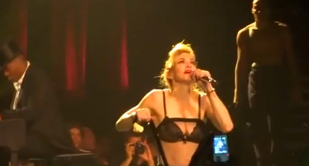 Μαντόνα: Έβαλε τα κλάματα σε συναυλία στο Βερολίνο (φωτό+βίντεο)