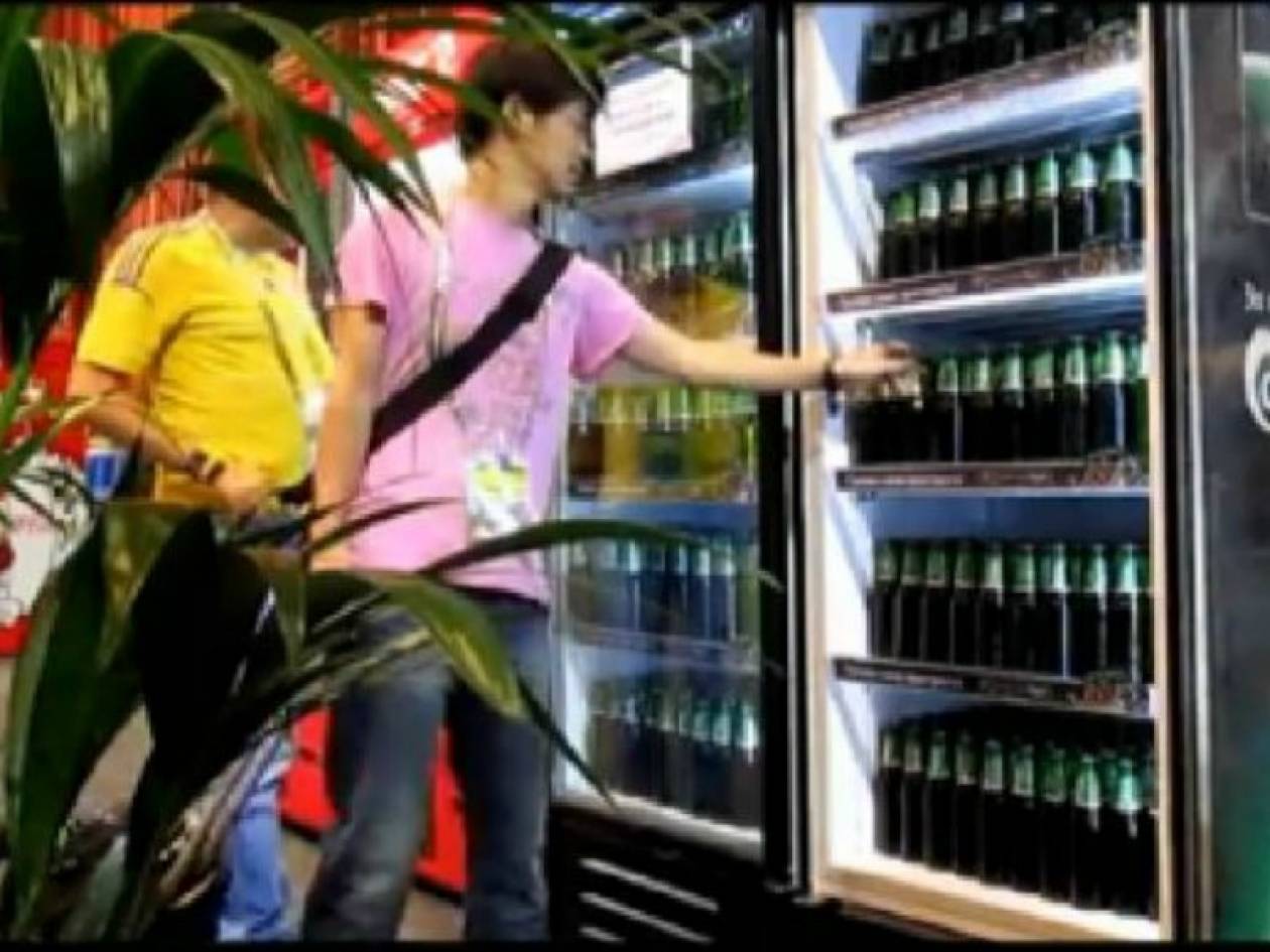 Euro 2012: Δημοσιογράφοι αδειάζουν ψυγείο με μπύρες σε 3 λεπτά! (vid)