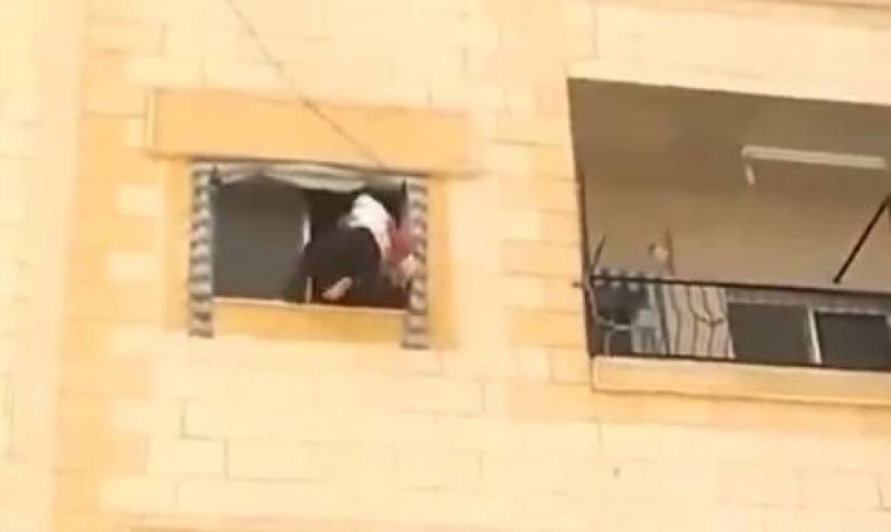 Βίντεο: Τον έριξαν από τον 3ο όροφο